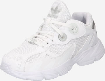 Baskets 'Astir' ADIDAS ORIGINALS en blanc : devant