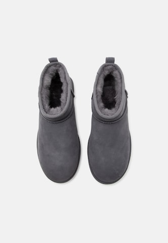 UGG - Botas 'Classic Ultra Mini' en gris