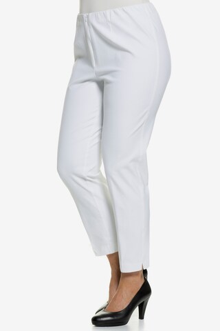 Regular Pantalon à plis 'Sophie' Ulla Popken en blanc