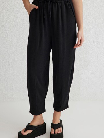 Trendyol Loosefit Byxa i svart: framsida