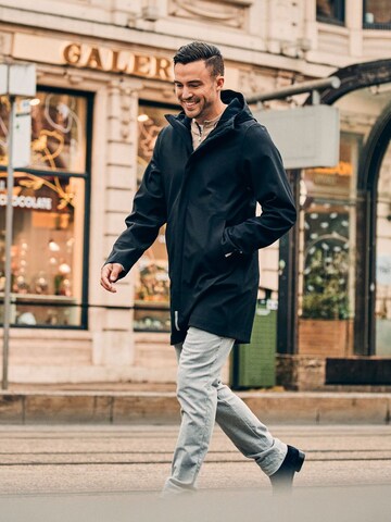 Suitable Winter coat in Black