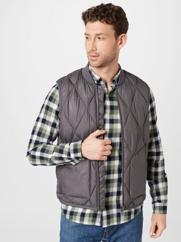 Gilet di s.Oliver in grigio: frontale