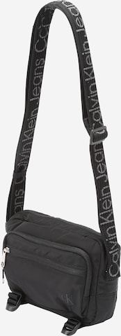 Calvin Klein Jeans Štandardný strih Taška cez rameno - Čierna