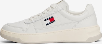 Sneaker low de la Tommy Jeans pe alb: față