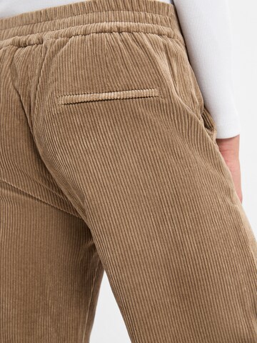 Marie Lund Regular Trousers in Beige