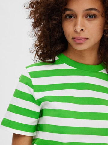 T-shirt 'Essential' SELECTED FEMME en vert