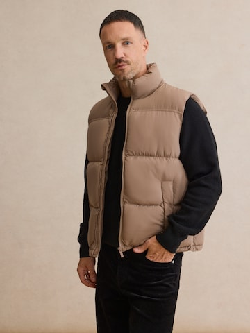 DAN FOX APPAREL Vest 'Konrad' in Beige: front