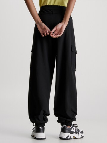 juoda Calvin Klein Jeans Siaurėjantis Laisvo stiliaus kelnės