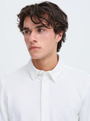Coupe slim Chemise 'CF Arthur' Casual Friday en blanc