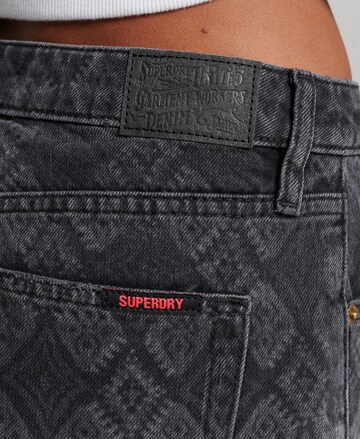 Superdry Regular Shorts in Schwarz