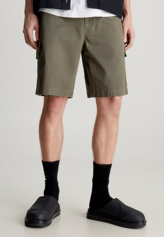 Calvin Klein Jeans Regular Cargo Pants in Green: front