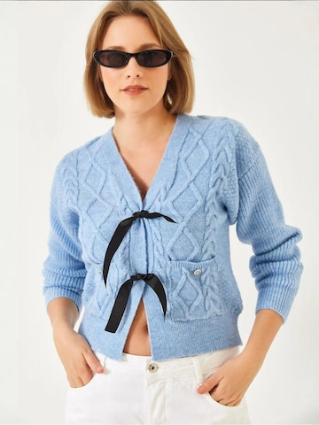 Cardigan Bianco Lucci en bleu : devant