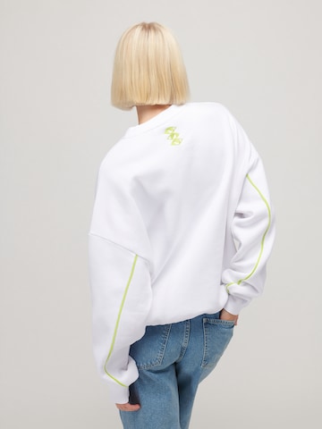 UNFOLLOWED x ABOUT YOU - Sudadera 'RAVE' en blanco
