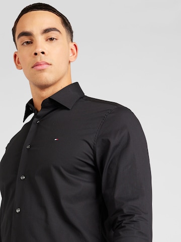 juoda TOMMY HILFIGER Standartinis modelis Dalykinio stiliaus marškiniai 'FLEX'
