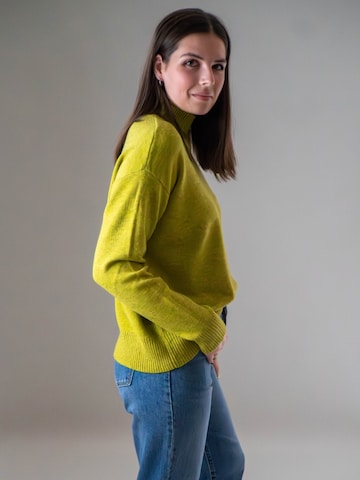 WEARABLE STORIES Pullover 'Riske' in Gelb