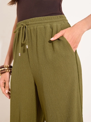 regular Pantaloni di Lipsy in verde