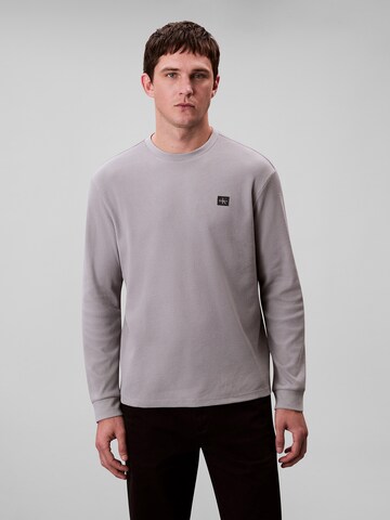 Calvin Klein Jeans Футболка в Серый: спереди