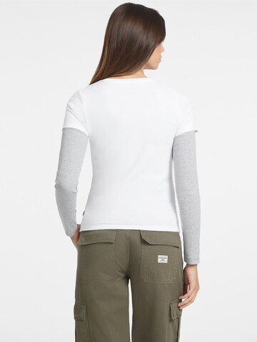 Maglietta di GUESS JEANS in bianco