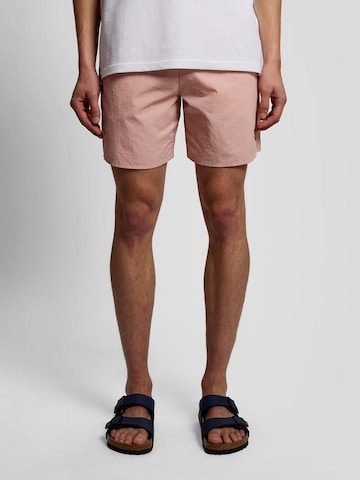 Lyle & Scott Swimming shorts in Pink: front