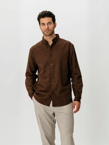Chemise ' Linen Blend ' TEESHOPPEN en marron : devant