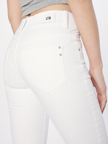 Coupe slim Jean 'Molly' LTB en blanc