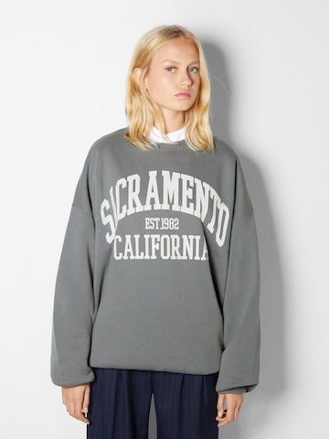 Sweat-shirt Bershka en gris : devant