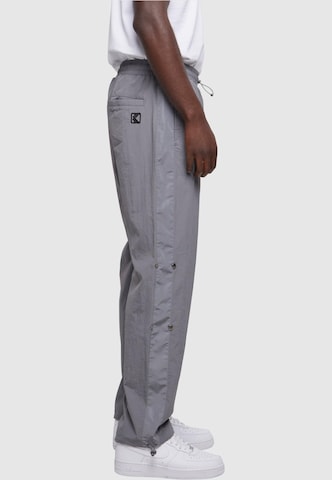 Karl Kani Lużny krój Spodnie w kolorze szary