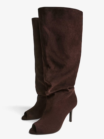 Bershka Boot in Brown: front