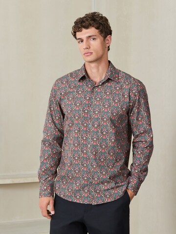 Next - Ajuste regular Camisa 'N. Premium' en marrón: frente