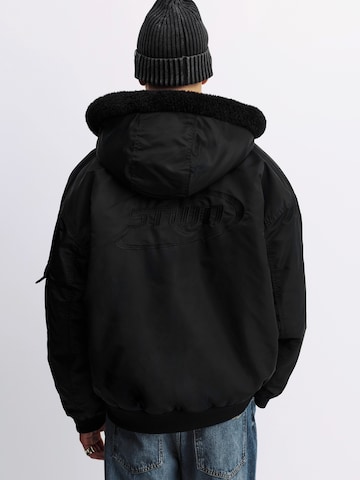 Pull&Bear Prehodna jakna | črna barva