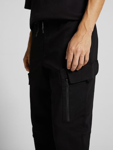 Bershka Tapered Cargo nadrágok - fekete