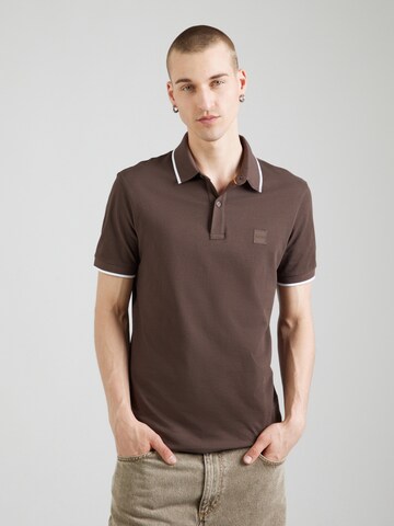 BOSS - Camiseta 'Passertip' en marrón: frente