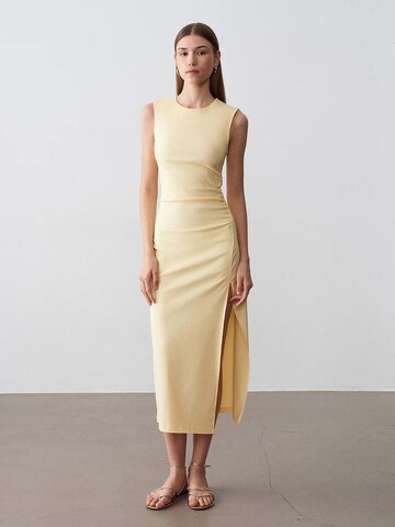 Rochie 'Midi' de la Dilvin pe galben