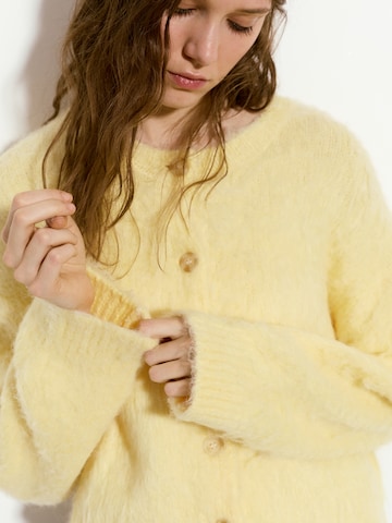 Pull&Bear Kardigan w kolorze żółty