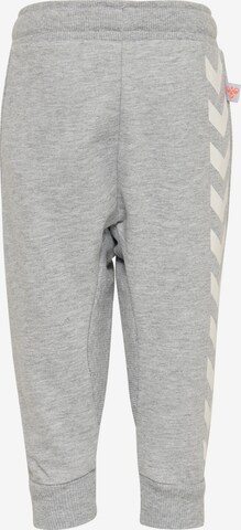 Hummel Tapered Sporthose in Grau