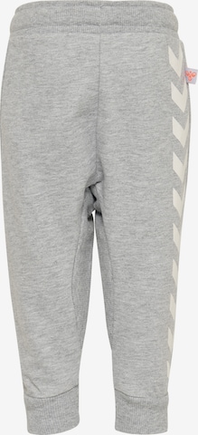 Hummel Tapered Sporthose in Grau