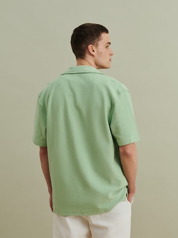 DAN FOX APPAREL Comfort fit Button Up Shirt 'Johann Terry' in Green