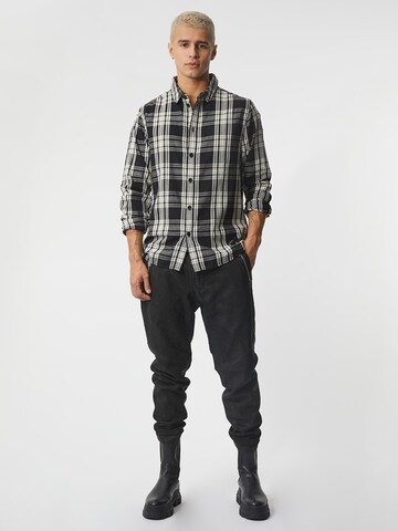 Coupe regular Chemise 'Mic' Young Poets en noir