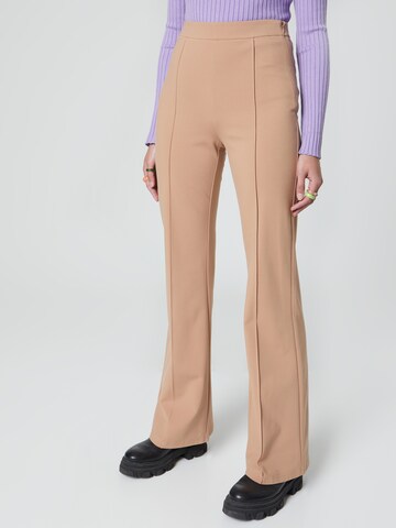 florence by mills exclusive for ABOUT YOU Flared Broek 'Spruce' in Beige: voorkant