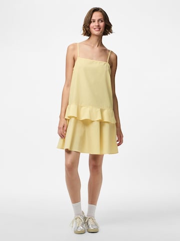 Robe 'PCFarry' PIECES en jaune