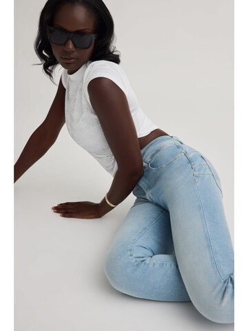 GUESS Skinny Jeans in Blau