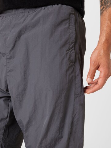 Tapered Pantaloni di Urban Classics in grigio