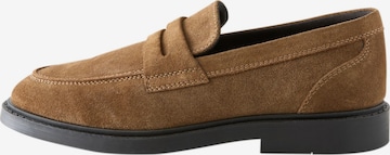 Chaussure basse Next en marron : devant