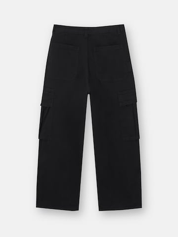Pull&Bear Regular Карго панталон в черно