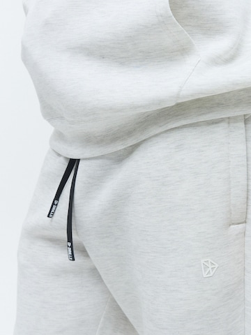 Effilé Pantalon 'RECREATION Scuba Jogger' DRILLS Apparel en blanc