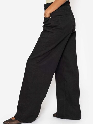 SASSYCLASSY Loosefit Jeans i svart