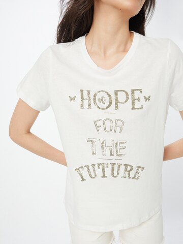 PULZ Jeans Тениска 'HOPE ' в бяло