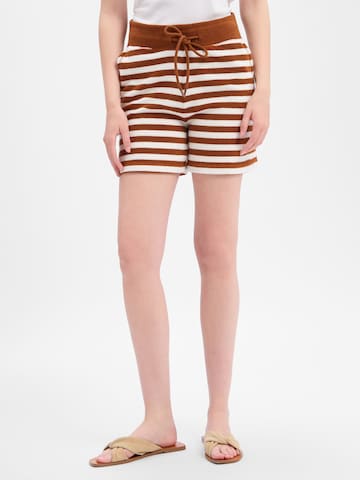Marie Lund Regular Shorts in Braun: Vorderseite