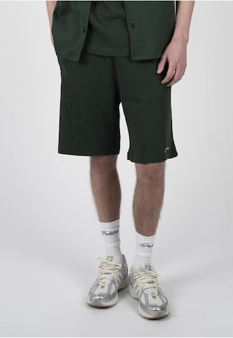 Prohibited Regular Shorts in Grün
