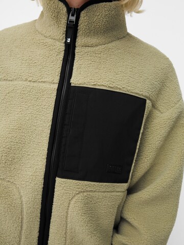 Bershka Fleece jas in Groen